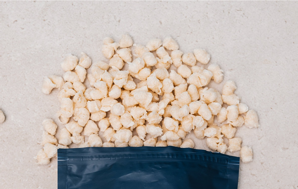 Czy pies może jeść popcorn? Uważaj – to nie zawsze bezpieczne